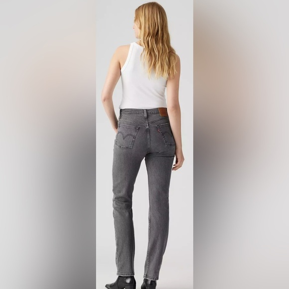 Woman’s Levi 501 straight - Picture 9 of 15